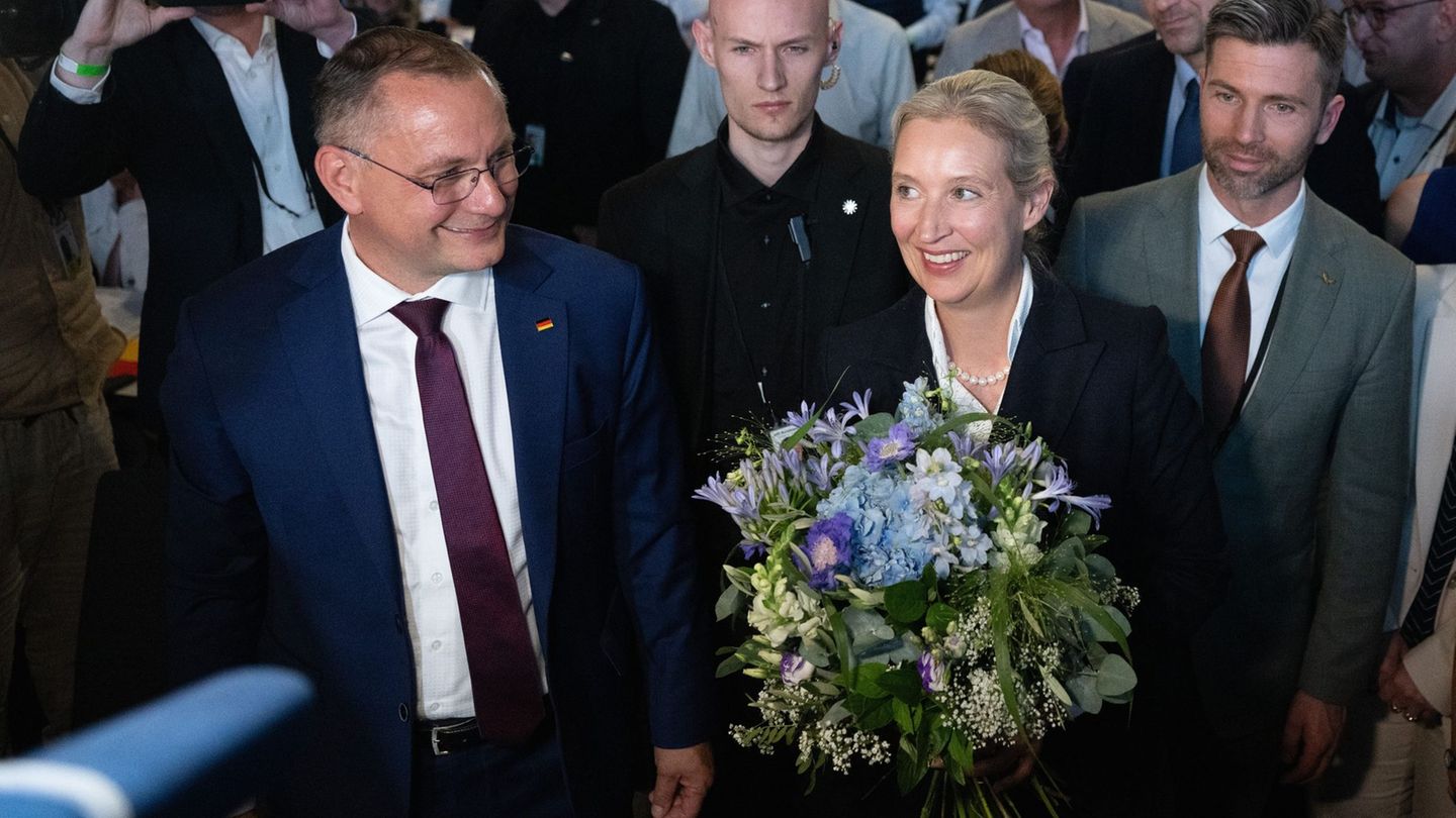 Afd afd-parteitag: afd bestätigt führungsduo – chrupalla verliert an rückhalt 2026 04 75ixebllonv3axs2048jpeg 536b240ecda910f9 afd die afd hat ihr spitzenduo weidel-chrupalla wiedergewählt. Chrupalla muss allerdings federn lassen. In der zweiten... Iustitia. Bg afd-parteitag: afd bestätigt führungsduo – chrupalla verliert an rückhalt 2026 2026-07-04 16:35:53 iustitia. Bg - gerechtigkeit afd