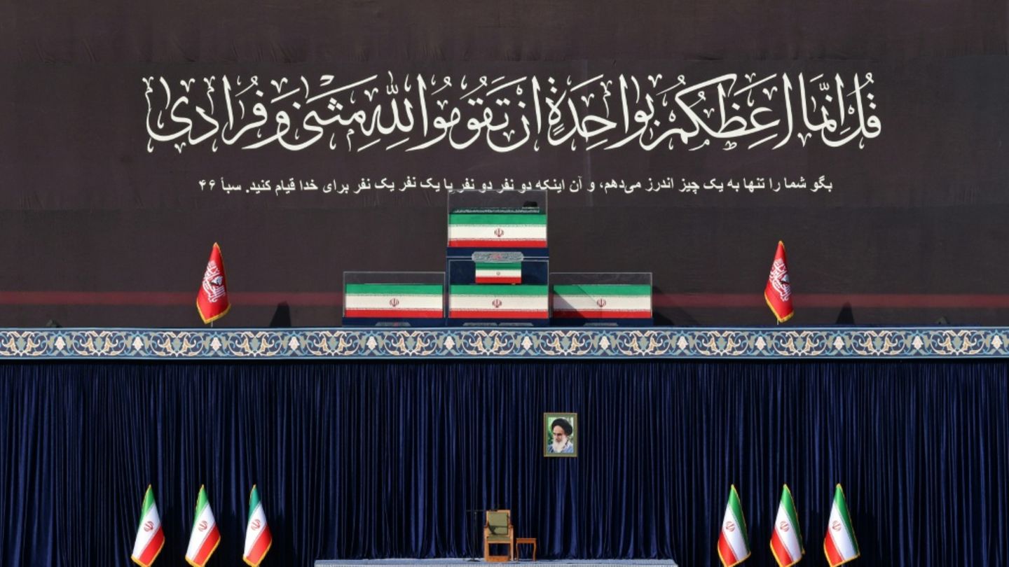 Beginn der Trauerfeiern im Iran: Tausende Anhänger nehmen Abschied von Chamenei