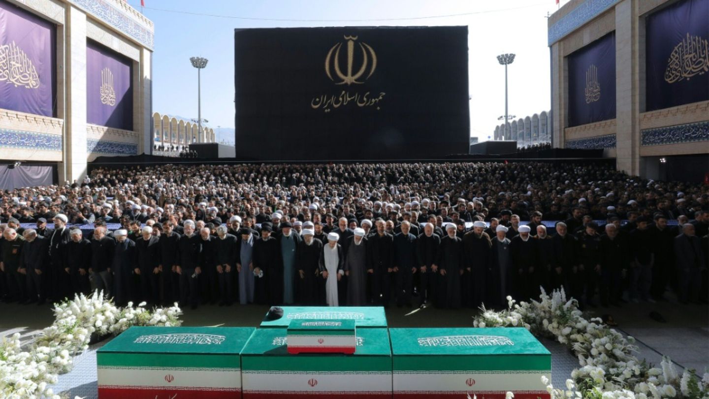 Zehntausende Iraner nehmen Abschied von Machthaber Ali Chamenei