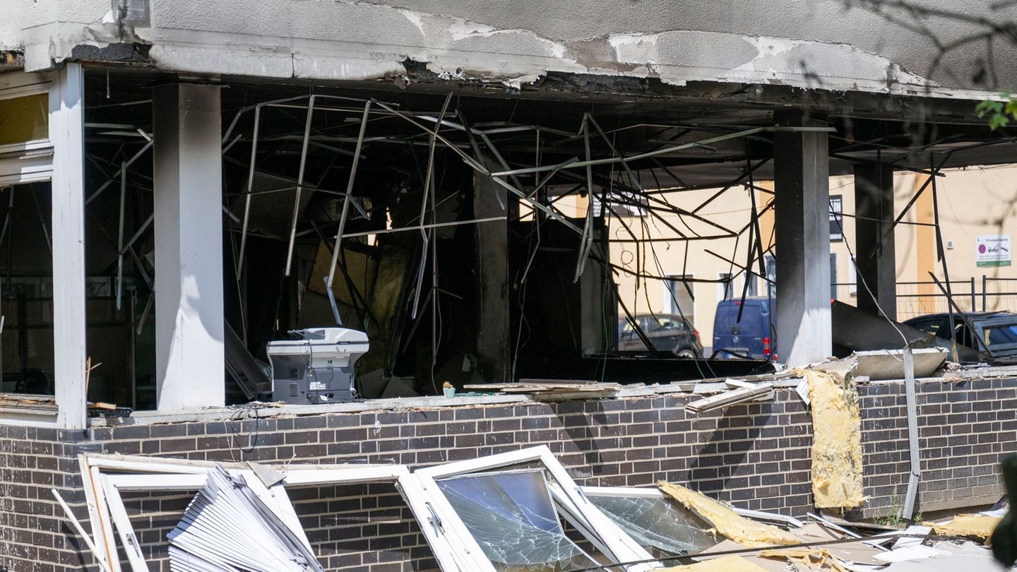 Feuerwehreinsatz: brand in bürogebäude in neukölln durch explosion ausgelöst? 2026 - iustitia. Bg - gerechtigkeit Berlin feuerwehreinsatz: brand in bürogebäude in neukölln durch explosion ausgelöst? 2026 05 imex3ltzgfv3axs2048jpeg 1f5026d33e606f55 berlin die glasfassade des büros ist aus der verankerung gerissen, glasscherben verteilten sich auf dem gelände. Ein feuer... Iustitia. Bg feuerwehreinsatz: brand in bürogebäude in neukölln durch explosion ausgelöst? 2026 2026-07-05 14:48:00 iustitia. Bg - gerechtigkeit berlin