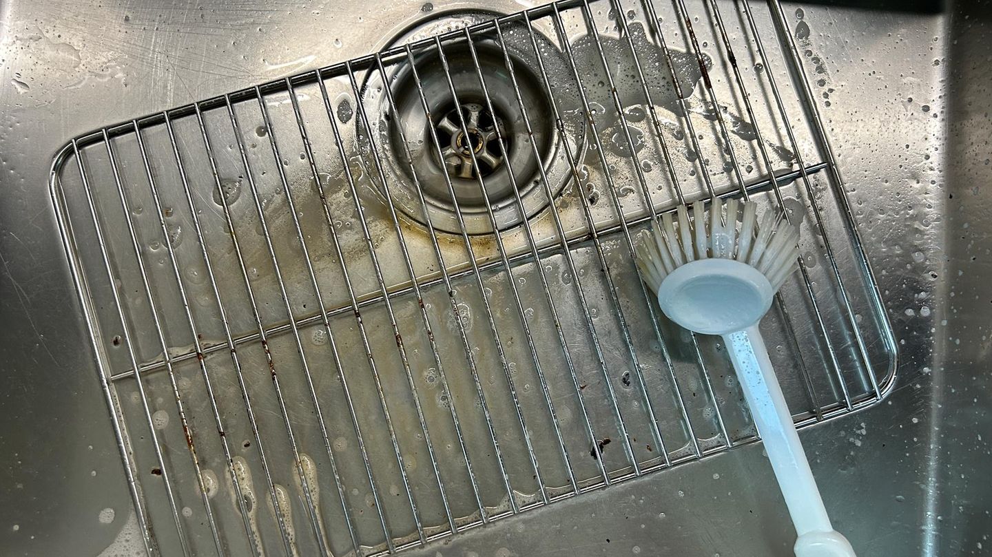 Bei der Reinigung bedarf es ordentlicher Mühe, um den Grillrost von Eingebranntem zu befreien