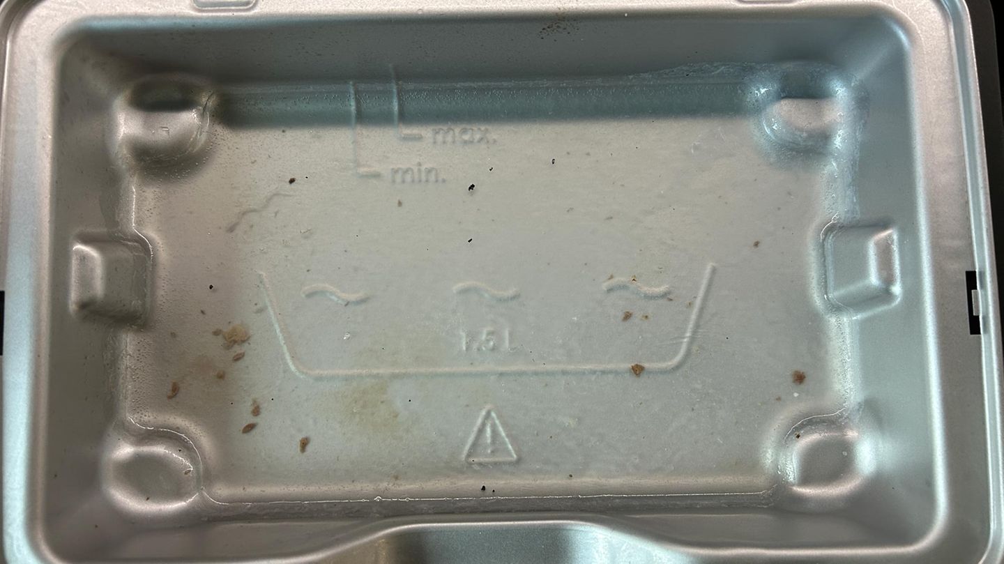 Wenig appetitlich ist das Auffangbecken für Fett. Hier schwimmt ein Fett-Wasser-Gemisch nach dem Grillen