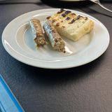 Der Grillkäse eher verbrannt als durch. Die vegane Wurst weist zwar kaum Röstung auf, ist unserem Empfinden nach aber durch