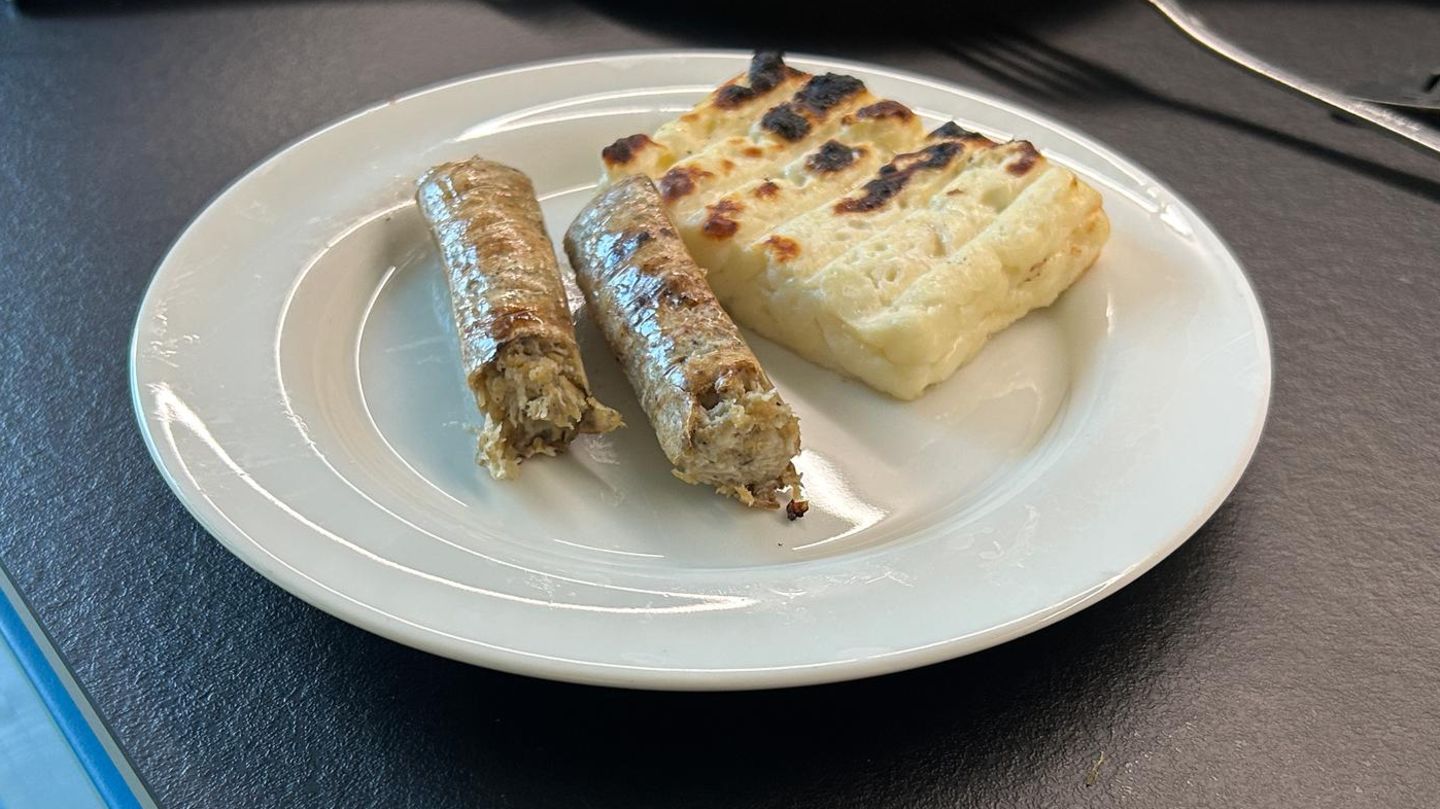 Der Grillkäse eher verbrannt als durch. Die vegane Wurst weist zwar kaum Röstung auf, ist unserem Empfinden nach aber durch