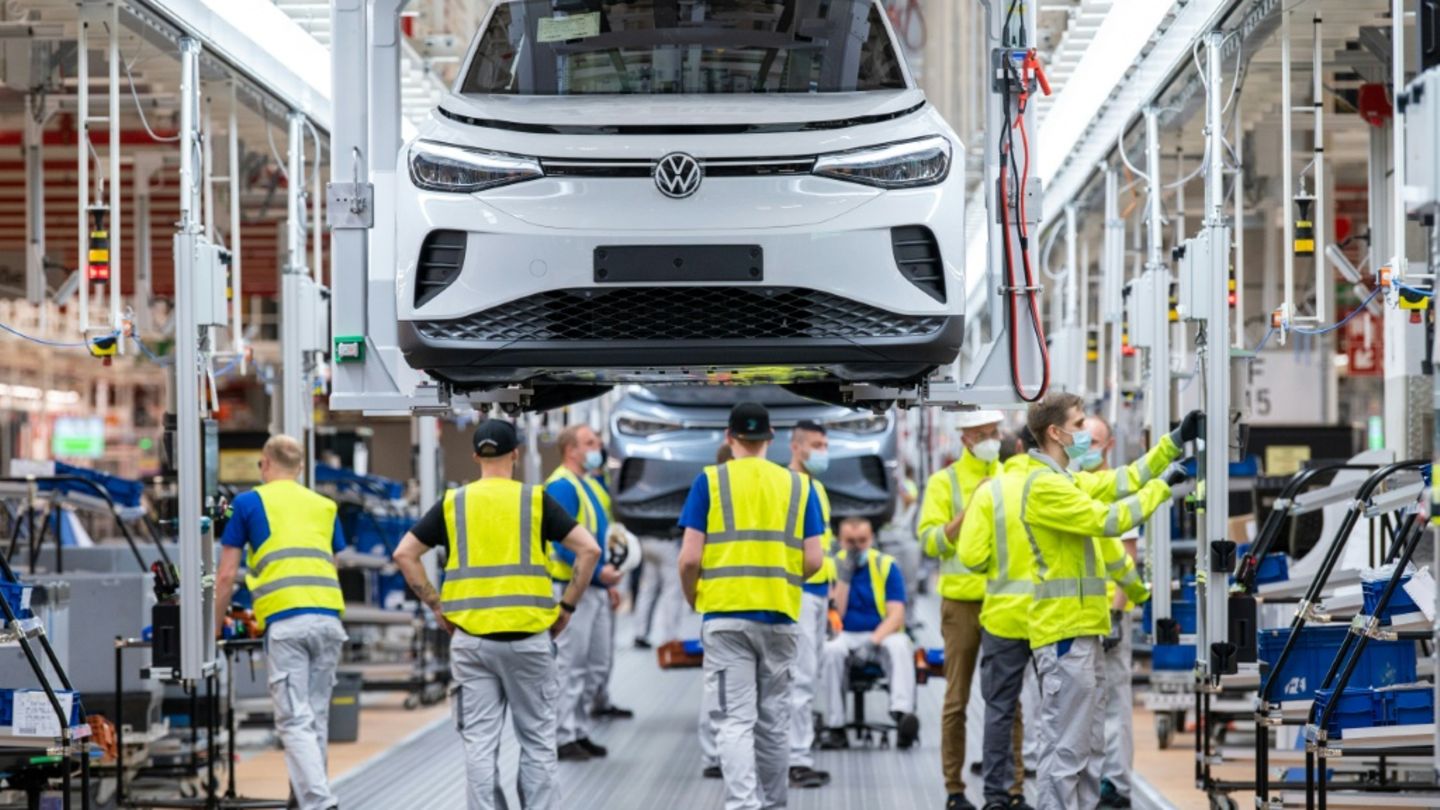 Industrie erhält im Mai nach deutlichem Minus wieder etwas mehr Aufträge