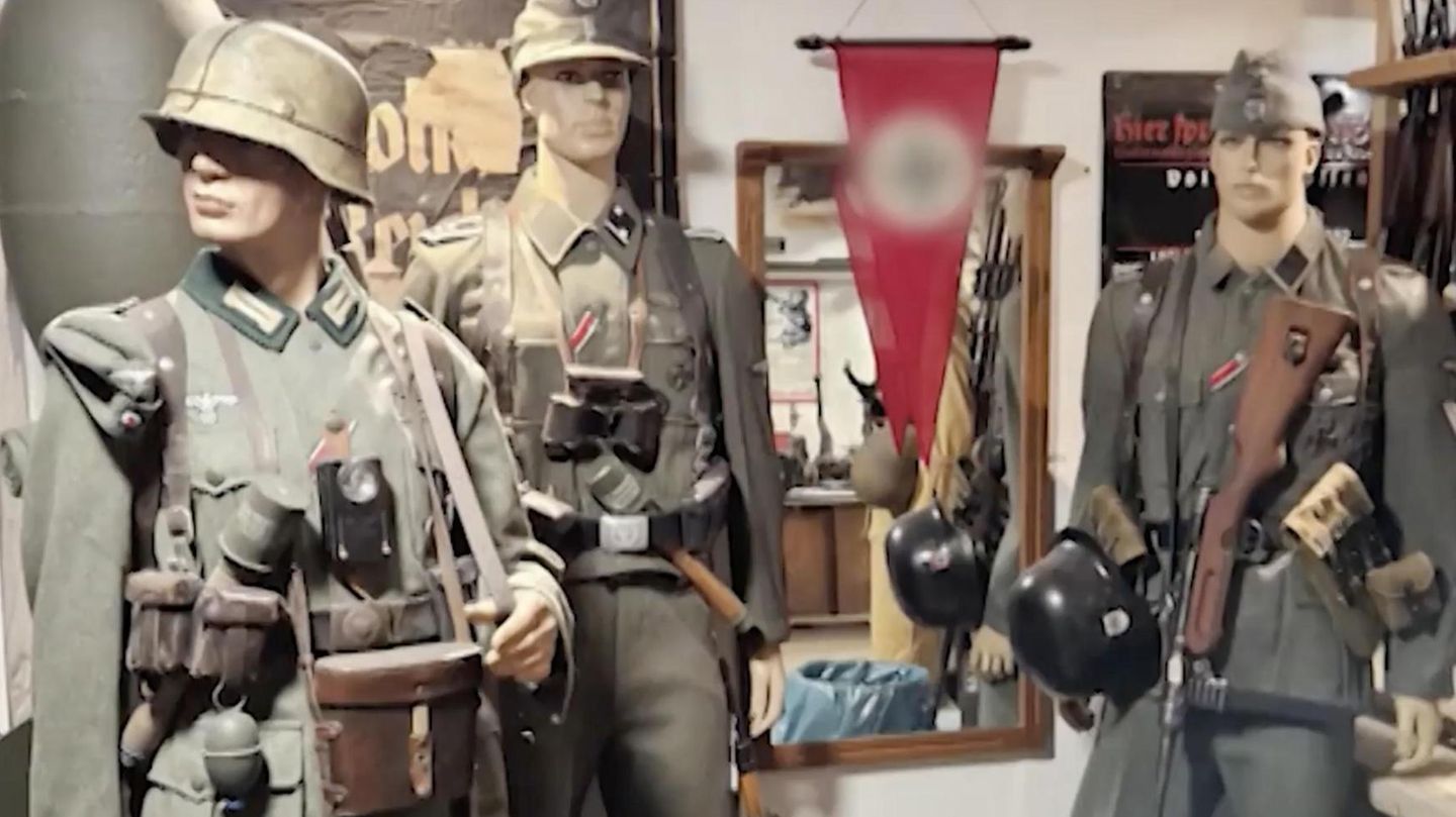 Prozess in Wuppertal  : 60‑Jähriger versteckte hunderte NS-Waffen in Geheimräumen