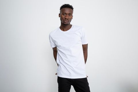 Amazon hat einen Klassiker im Angebot und zwar weiße T-Shirts von Tommy Hilfiger (Symbolbild)