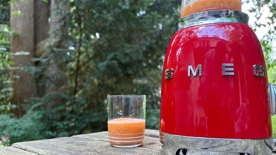 Smoothie Maker Test: Smeg Personal Blender PBF01RDEU
