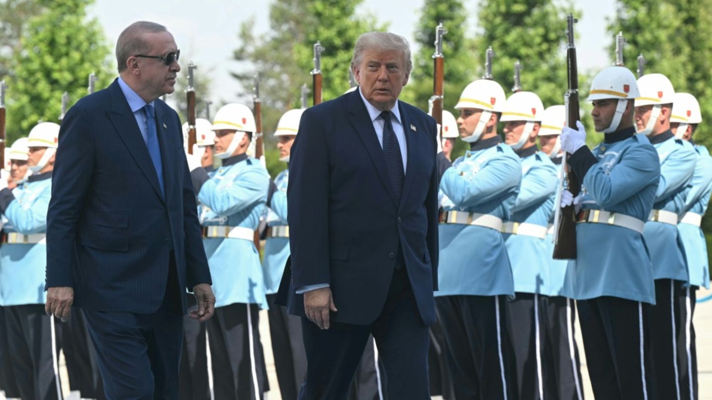 Trump schimpft in Ankara auf die Nato - Verbündete kündigen Rüstungsgeschäfte an