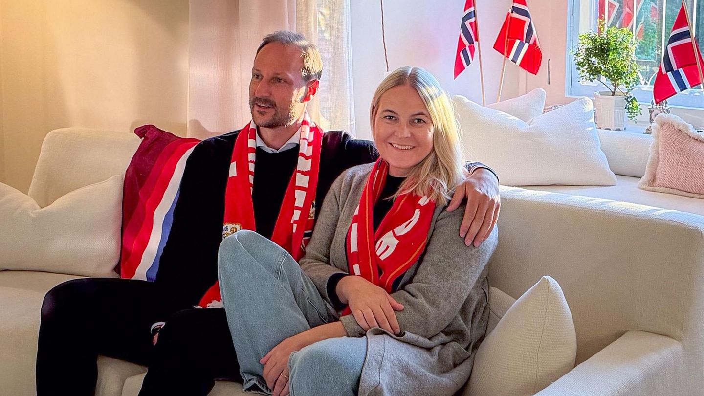 Norwegische Kronprinzessin: Mette-Marit guckt Fußball – und muss dann zurück ins Krankenhaus