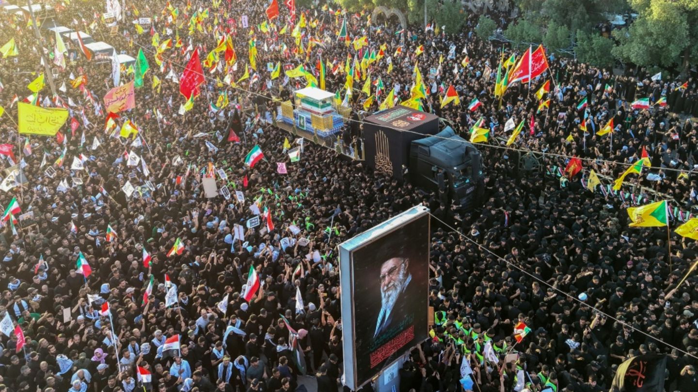 Tausende bei Trauerprozession für getöteten iranischen Führer Chamenei in Nadschaf