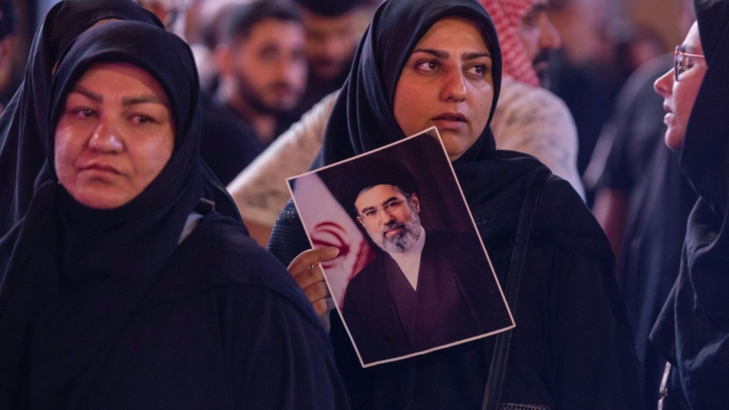 Getöteter iranischer Ayatollah Ali Chamenei nach mehrtägigen Trauerfeiern beigesetzt