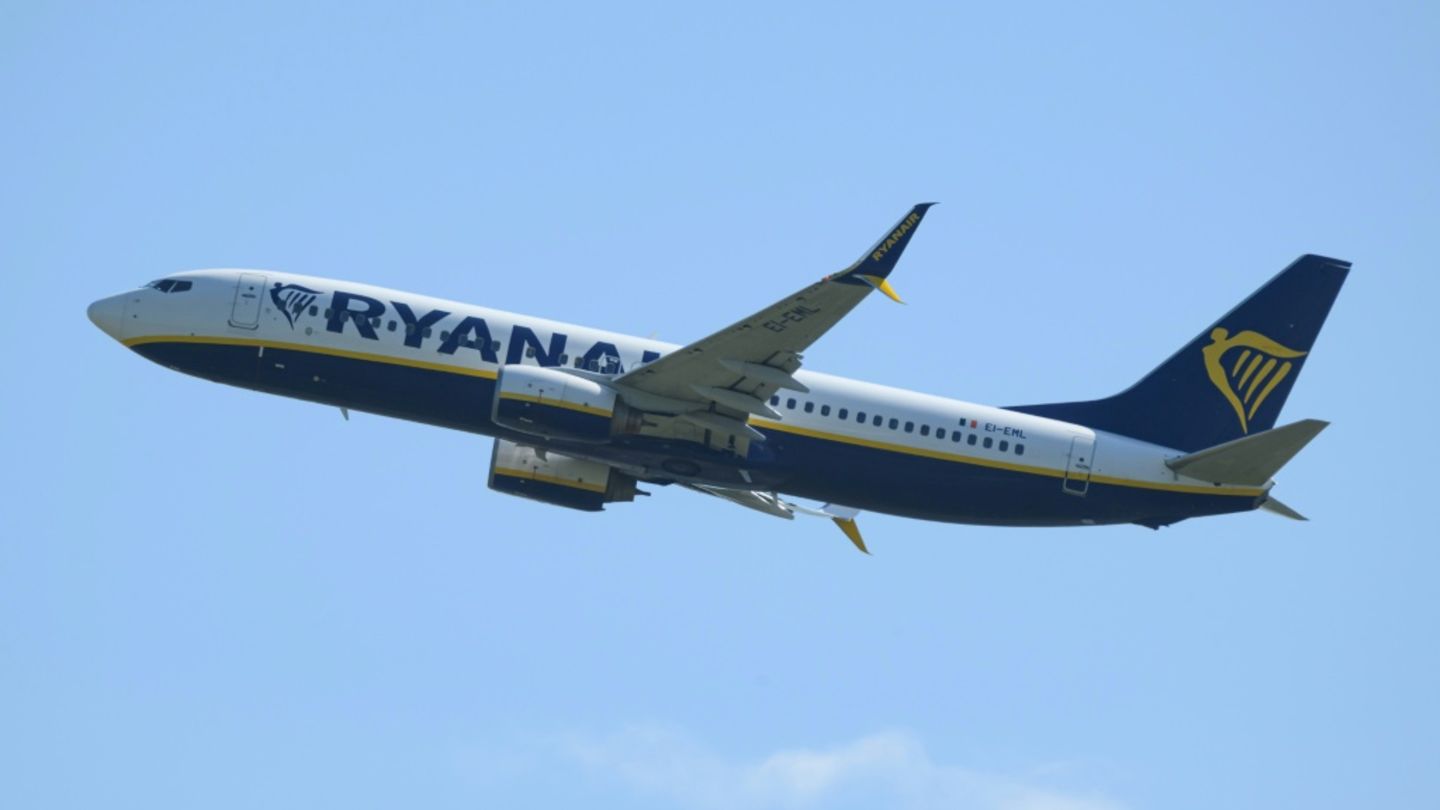 Passagier während Ryanair-Flugs nach Memmingen fast durch kaputtes Fenster hinausgezogen