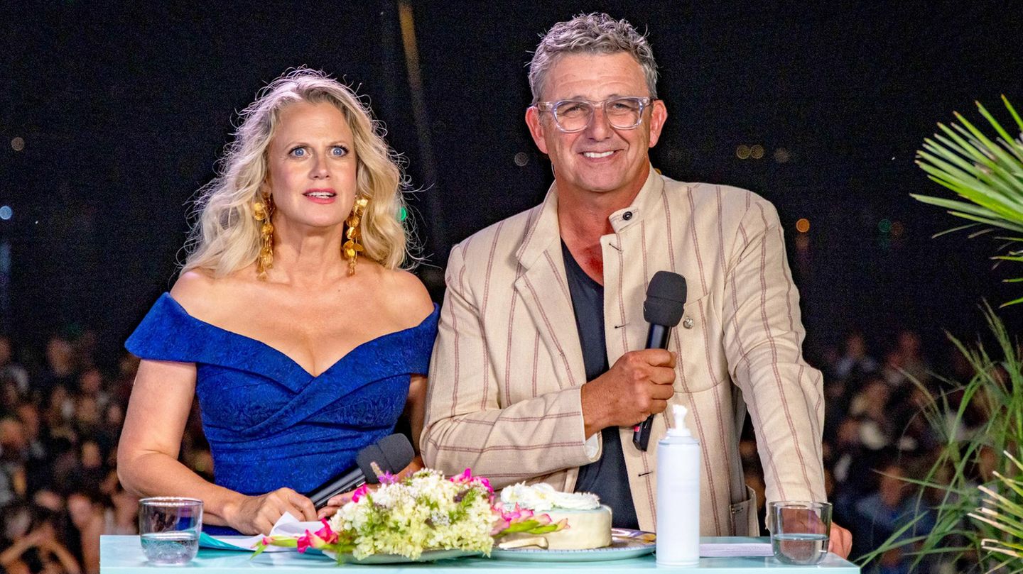 Instagram-Video: Barbara Schöneberger räkelt sich halbnackt vor der Kamera von Hans Sigl