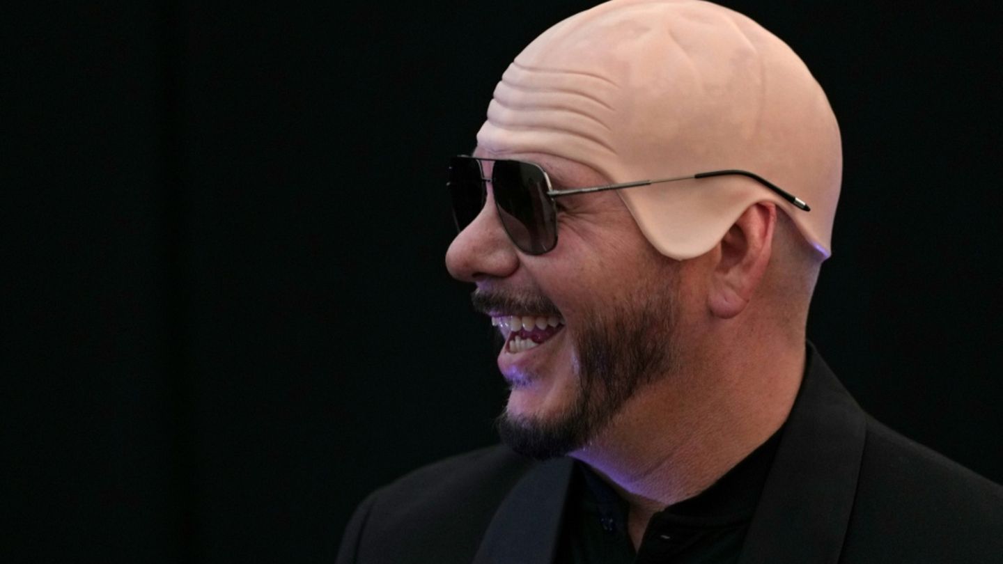 Gut 22.000 künstliche Glatzen: Skurriler Rekord bei Konzert von US-Rapper Pitbull