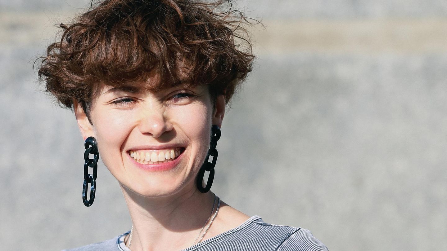 Sanfte Wellen trotz kurzer Haare: Der schmale Wavytalk-Styler soll auch Pony, Pixie und kurze Stufen gut erreichen.