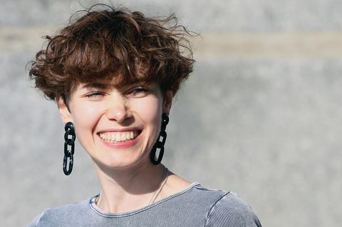 Sanfte Wellen trotz kurzer Haare: Der schmale Wavytalk-Styler soll auch Pony, Pixie und kurze Stufen gut erreichen.