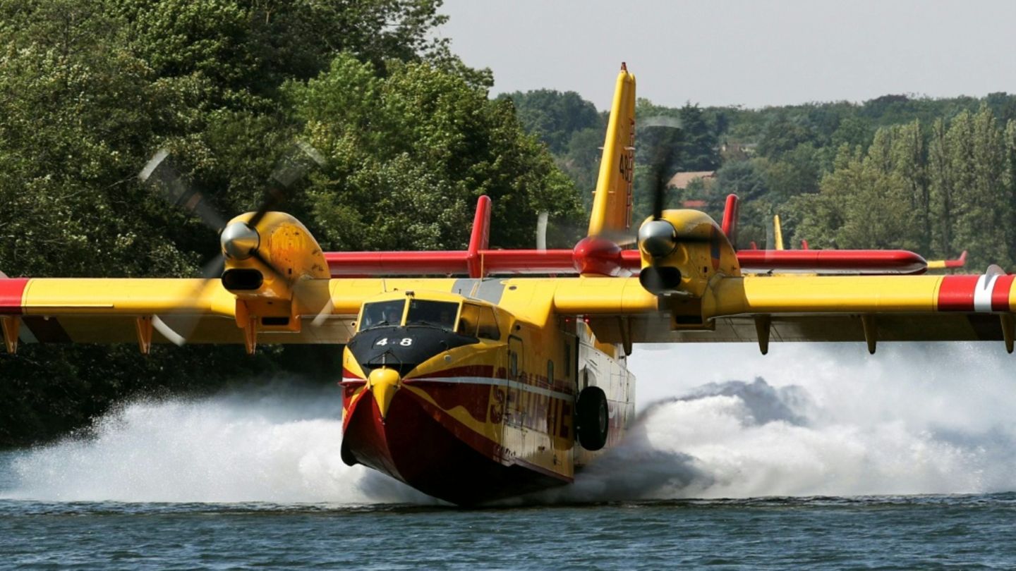 Riesiger Waldbrand im Süden von Paris - Löschflugzeuge tanken Wasser in der Seine