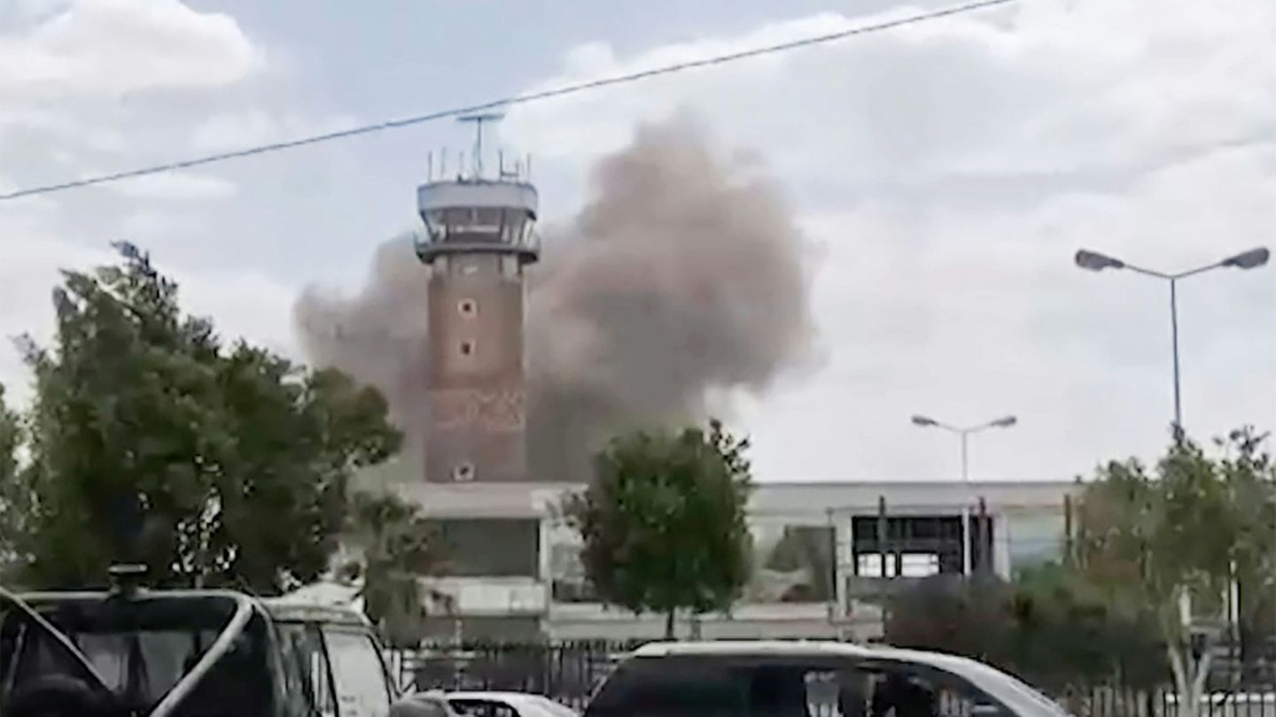 Lage im Jemen spitzt sich zu: Regierung beschießt Flughafen in Sanaa