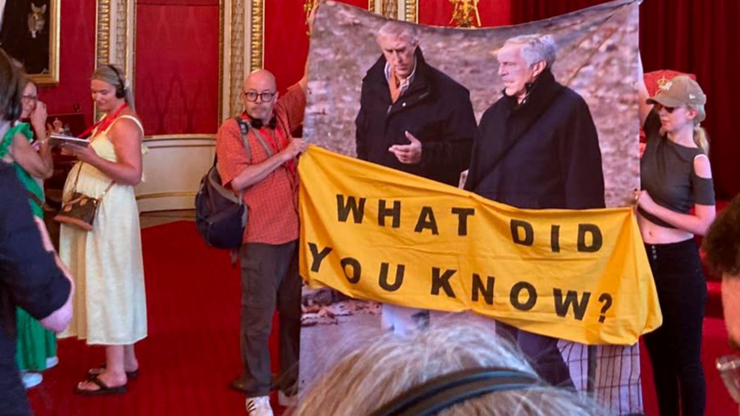 Epstein scandal: Protest at Buckingham Palace