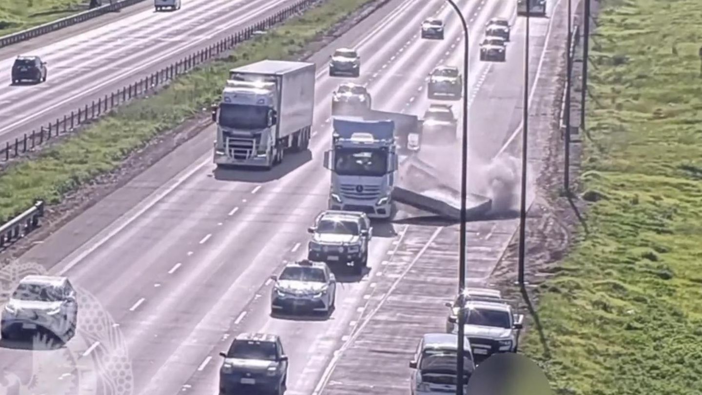 Gefährlicher Autobahn-Vorfall: Tonnenschwere Betonplatten fallen von fahrendem Lkw