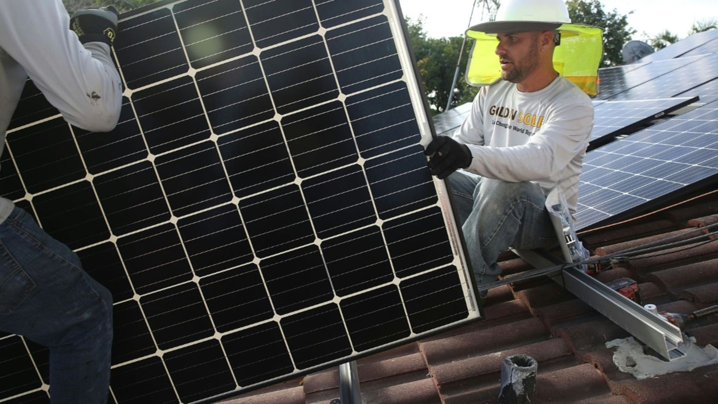 Experten empfehlen dynamische Netzentgelte und höhere Kosten für PV-Betreiber