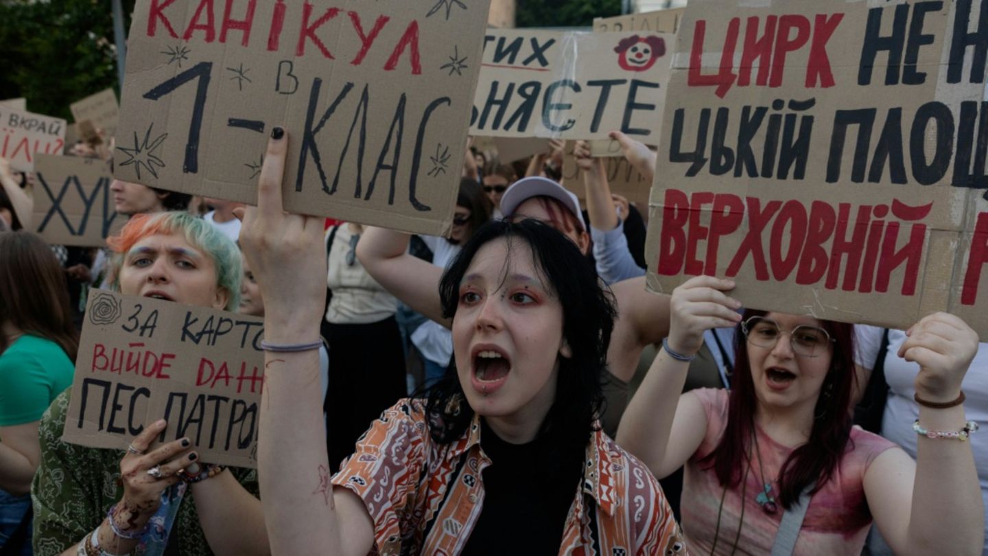 Selenskyj reagiert auf anhaltende Proteste und erwägt Änderungen an Armeespitze