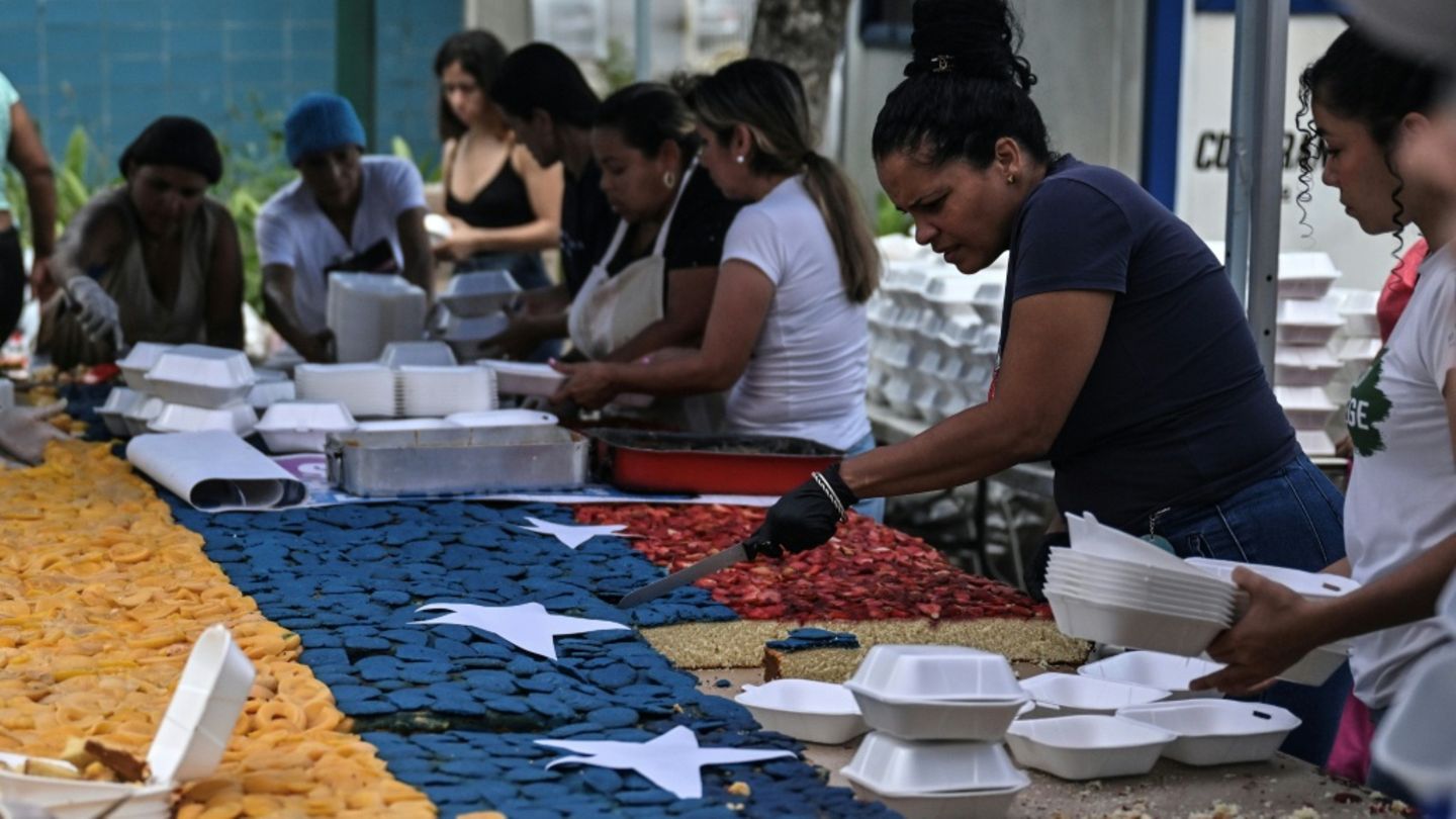 Meterlanger Kuchen wird an Kinder im Erdbebengebiet in Venezuela verteilt