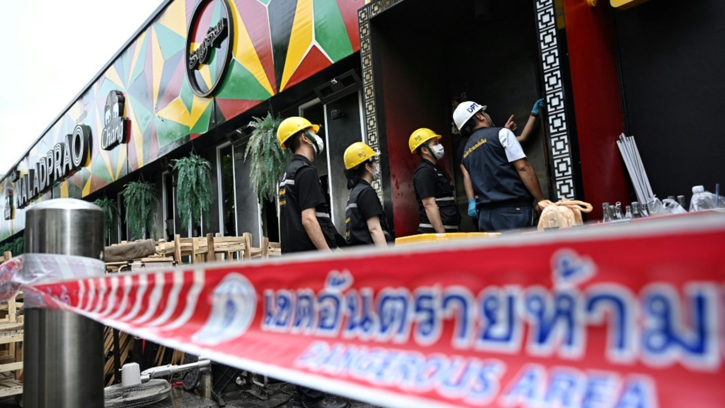 Zahl der toten nach brand in bangkoker lokal auf 34 gestiegen 2026 - iustitia. Bg - gerechtigkeit Bangkok zahl der toten nach brand in bangkoker lokal auf 34 gestiegen 2026 19 untersuchung im rong beer na lat phrao nach dem brand fa9a78ac5822a1e2 bangkok eine woche nach dem verheerenden brand in einem lokal in der thailändischen hauptstadt bangkok ist die zahl der... Iustitia. Bg zahl der toten nach brand in bangkoker lokal auf 34 gestiegen 2026 2026-07-19 05:27:27 iustitia. Bg - gerechtigkeit bangkok