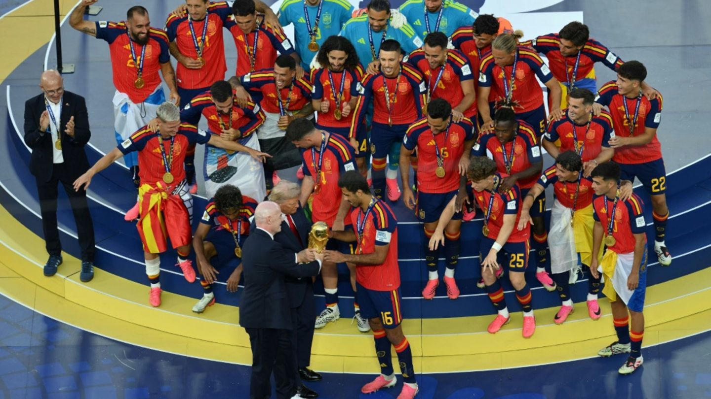 Spanien triumphiert bei Fußball-WM - Buh-Rufe für Trump und Infantino