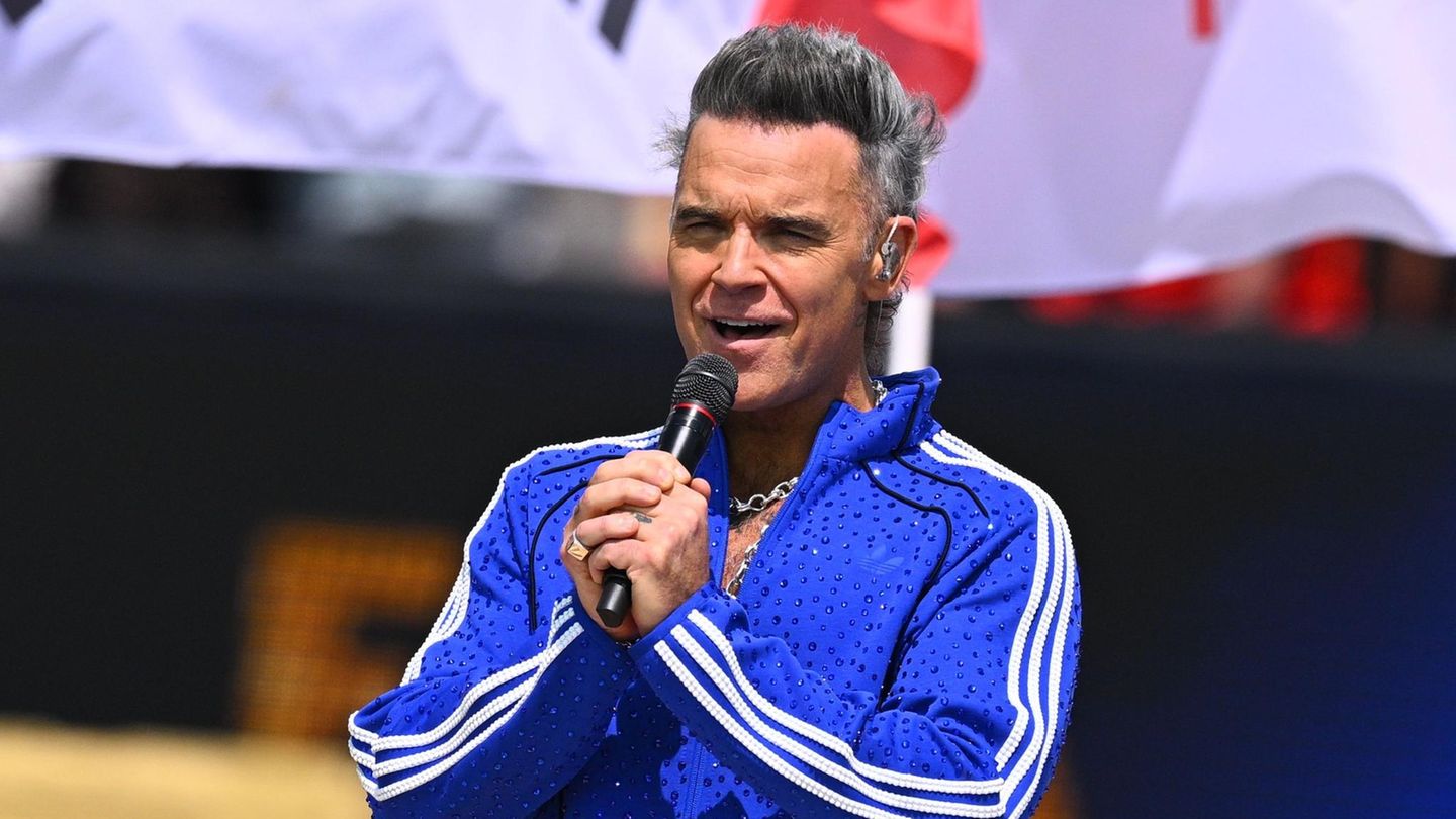 Bei WM-Interview: Wirbel um weißen Krümel auf Mikro von Robbie Williams – Sänger reagiert