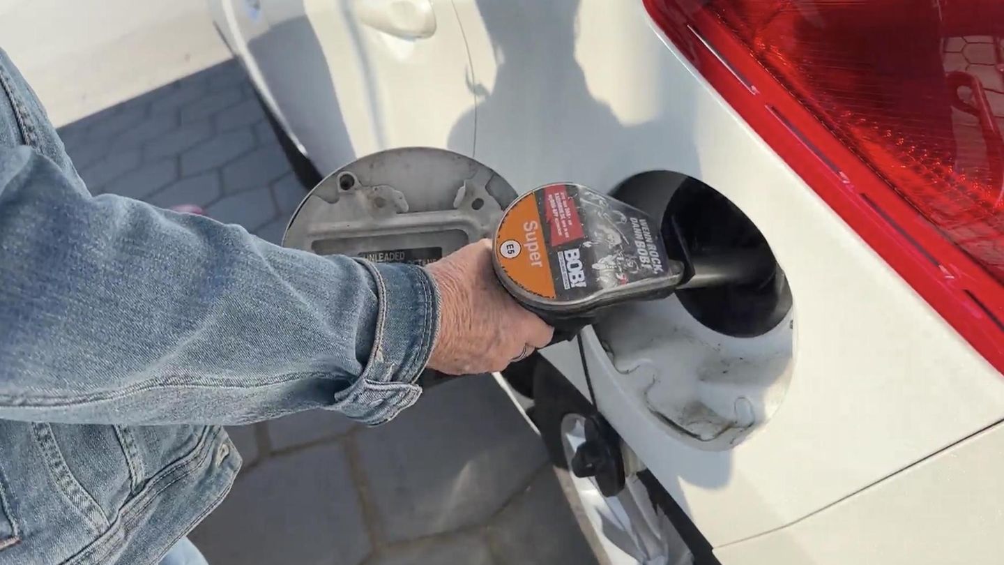 Neuer Preisdeckel?: Rund 70 Cent pro Liter: Warum ist Sprit im Nachbarland so viel günstiger?