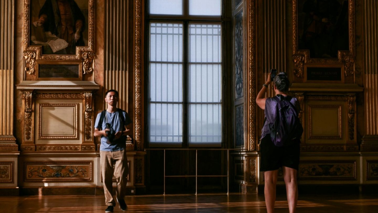 Mit Balkongitter: Von Diebstahl betroffene Apollo-Galerie im Louvre wieder geöffnet