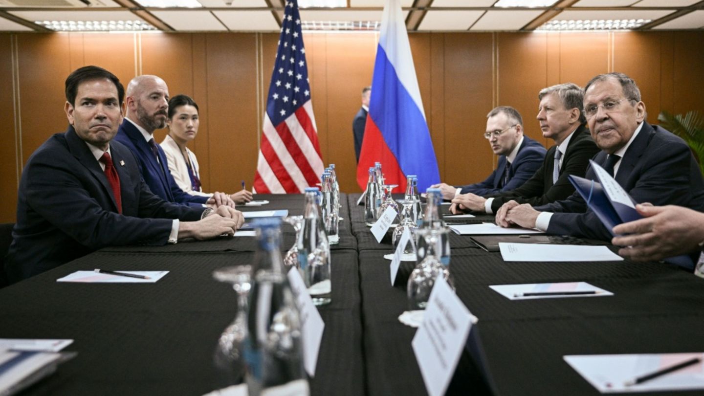 Russland pocht gegenüber USA auf Stopp von Waffenlieferungen an die Ukraine - EU verhängt neue Sanktionen