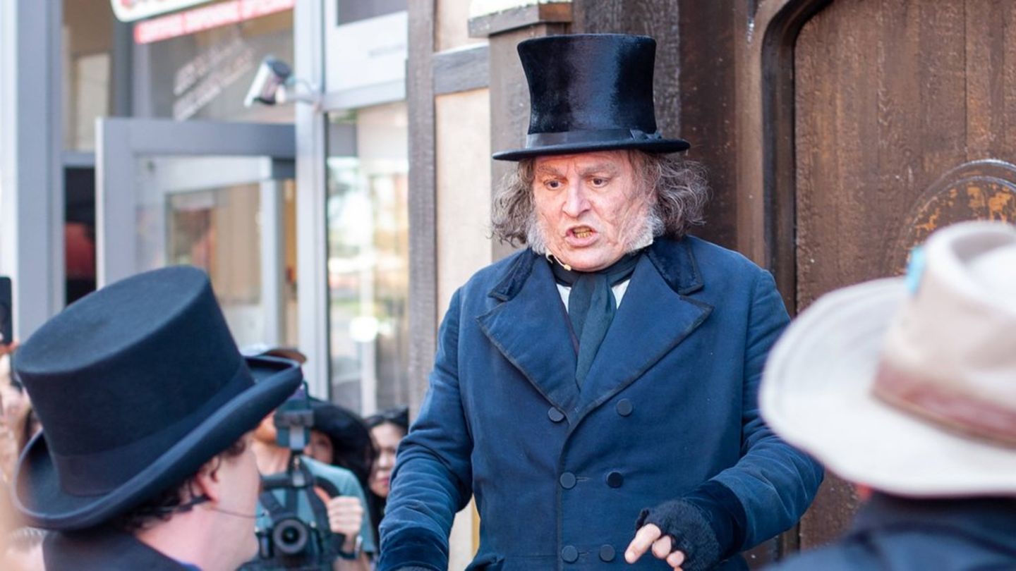 https://image.stern.de/38004566/t/rz/v1/w1440/r1.7778/-/24--er-ueberrascht-als-scrooge-bei-der-comic-con---16-9---spoton-article-1151655.jpg