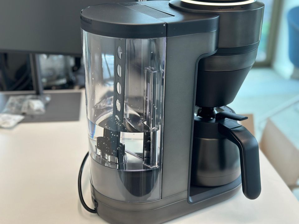 Die Seitenansicht der Severin Filka Filterkaffeemaschine.