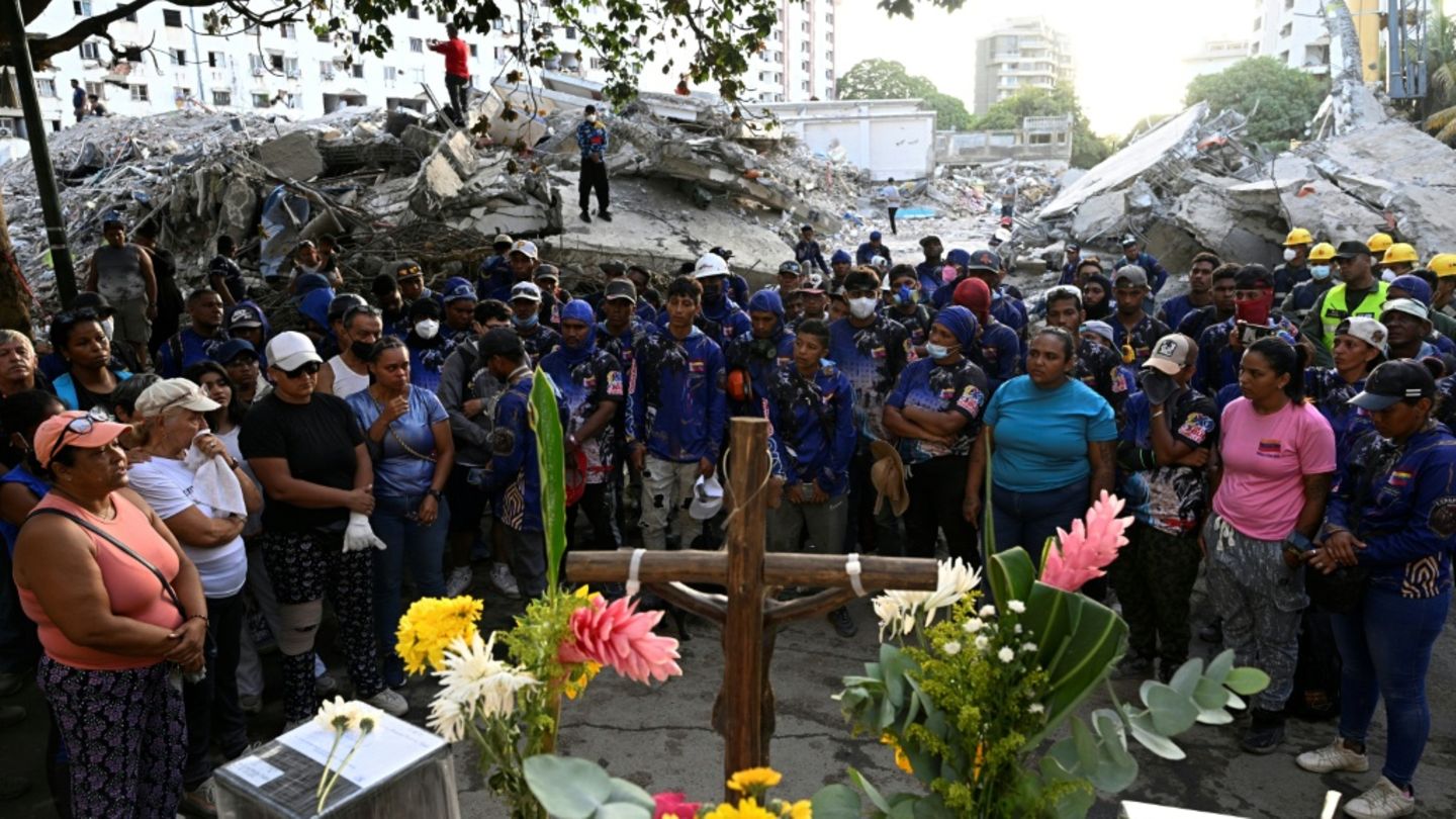 Schweigeminute für Erdbebenopfer in Venezuela einen Monat nach der Katastrophe