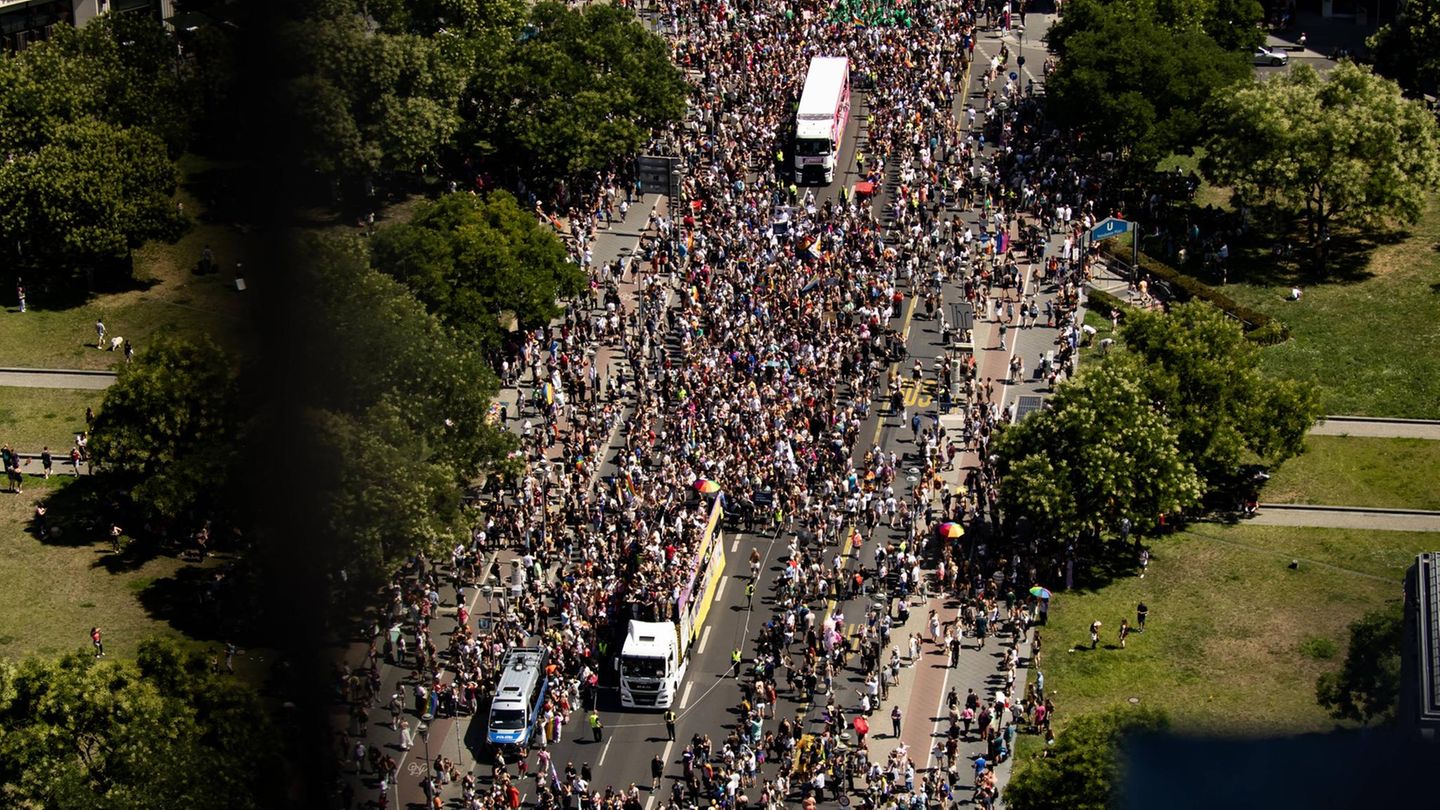 CSD In Berlin Hunderttausende Feiern F r Vielfalt Und Toleranz STERN de csd-in-berlin-hunderttausende-feiern-f-r-vielfalt-und-toleranz-stern-de