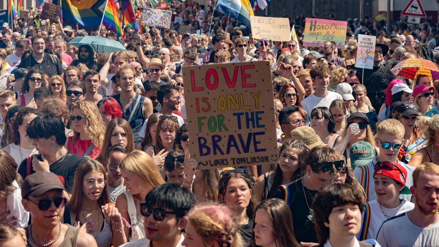 CSD In Berlin Hunderttausende Feiern F r Vielfalt Und Toleranz STERN de csd-in-berlin-hunderttausende-feiern-f-r-vielfalt-und-toleranz-stern-de