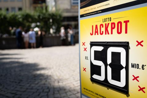 Ein Plakat vor einem Kiosk weist auf den Lotto-Jackpot von 50 Millionen Euro hin