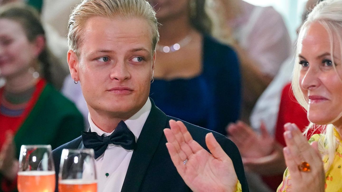 Marius Borg Høiby spends his house arrest partying and by the pool