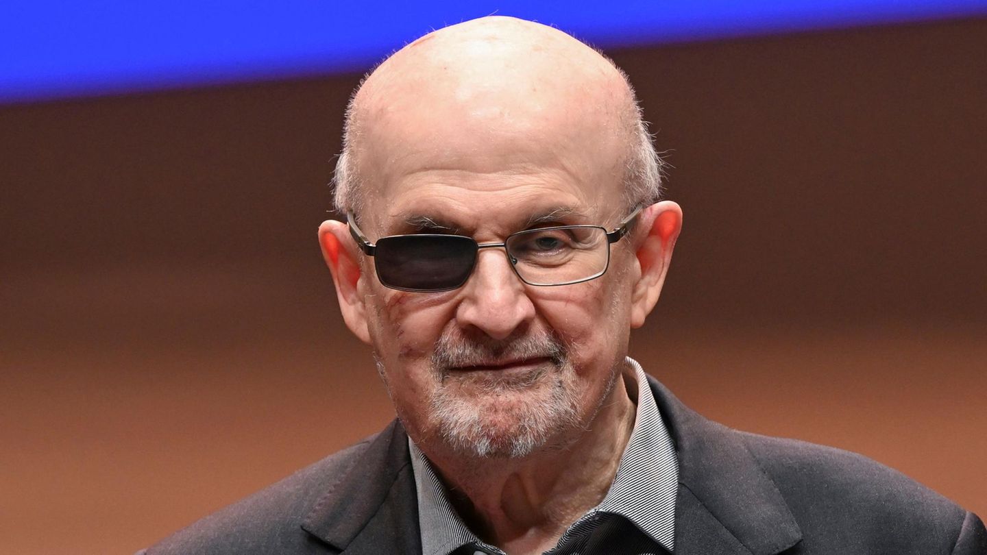 Vier Jahre nach Messerangriff: Attentäter von Salman Rushdie erneut verurteilt – wegen Terrorismus