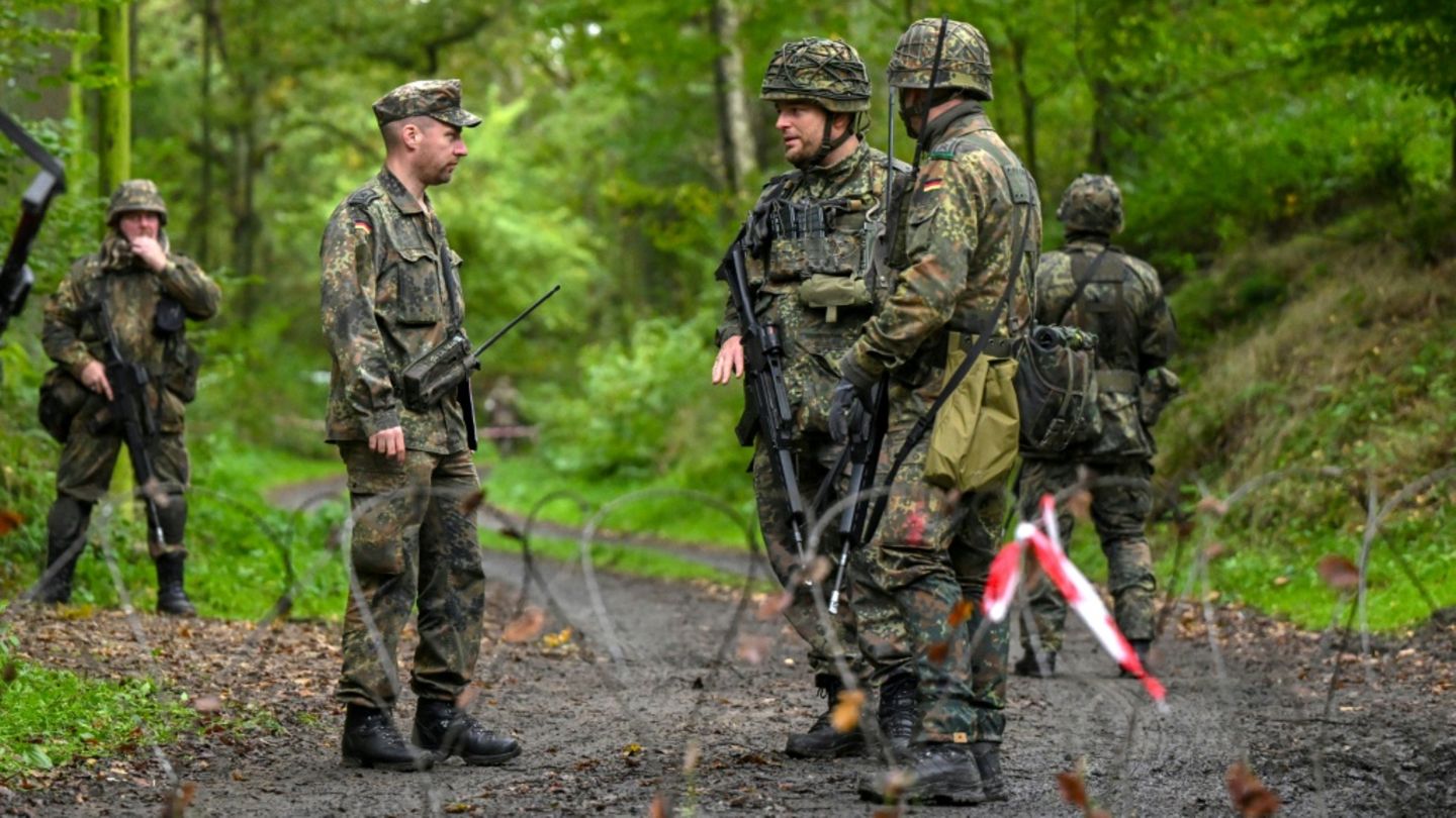 Anstrengung bundeswehr: reservistenverband kritisiert umgang mit ex-soldaten und ungedienten 2026 30 bundeswehrreservisten bei einer uebung 83845d8229f10c73 anstrengung der reservistenverband fordert größere anstrengungen bei der rekrutierung von reservisten. „die bundeswehr ist... Iustitia. Bg bundeswehr: reservistenverband kritisiert umgang mit ex-soldaten und ungedienten 2026 2026-07-30 13:30:10 iustitia. Bg - gerechtigkeit anstrengung