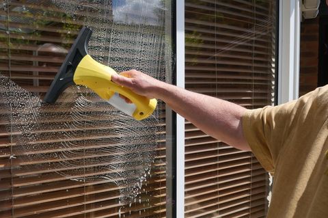 Gerade für große Fenster eignet sich ein Sauger wie der von Kärcher (Symbolbild)