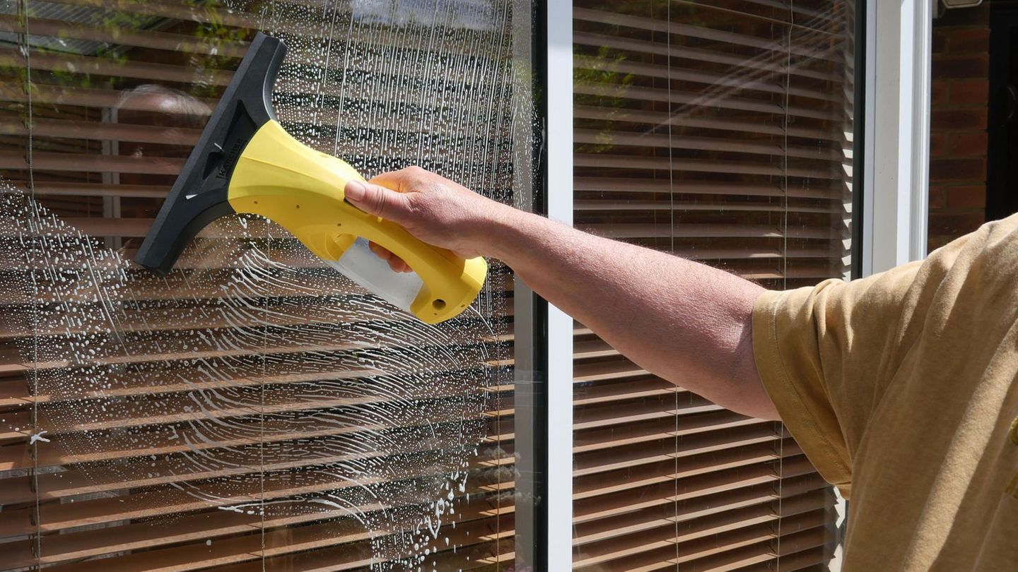 Gerade für große Fenster eignet sich ein Sauger wie der von Kärcher (Symbolbild)