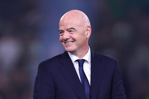 Infantino dreht den Kopf lächelnd zur Seite
