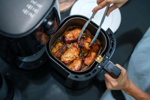 Ein Airfryer gehört in jede Küche. Aktuell ist der Ninja SL400EU besonders günstig zu haben (Symbolbild)