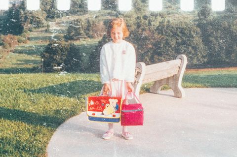 Eine alte Filmaufnahme eines Kindes, es trägt einen Schulranzen, Narzissten