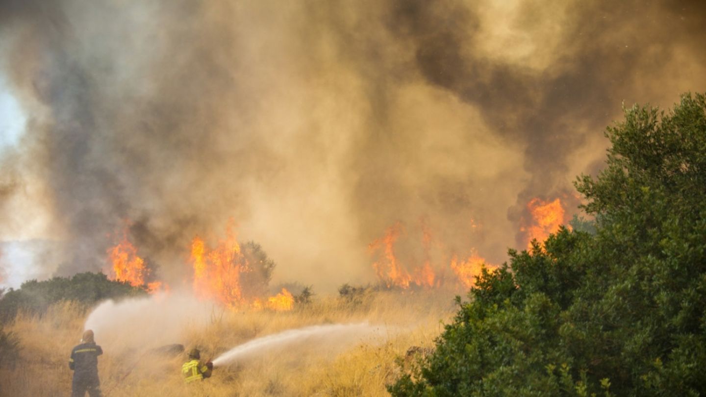 Feuerwehr meldet Fortschritte bei Bekämpfung der Waldbrände nahe Athen