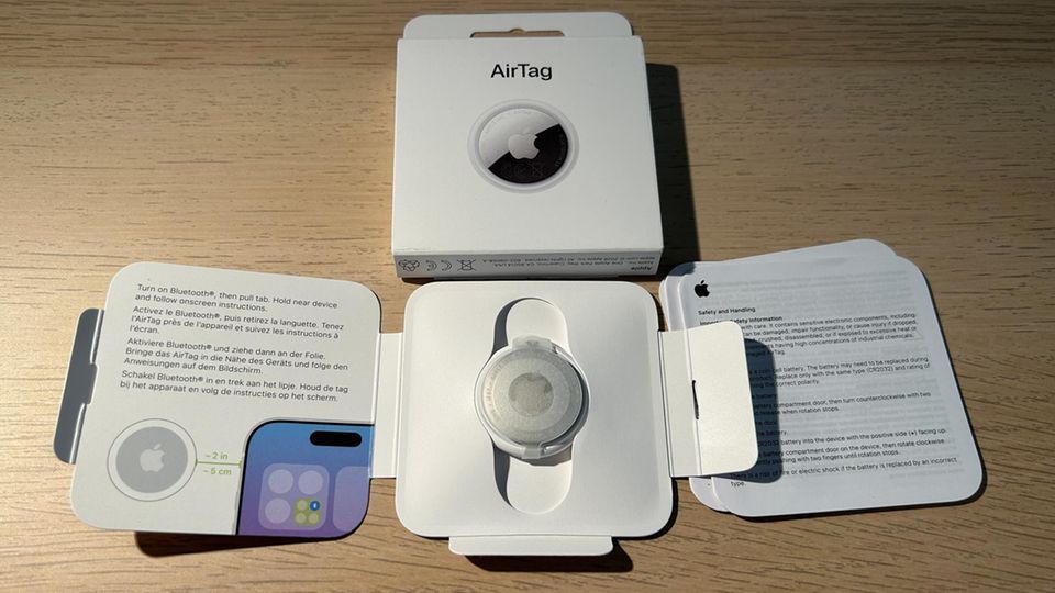 Im Lieferumfang des AirTag ist neben dem Tracker natürlich noch die Bedienungsanleitung enthalten